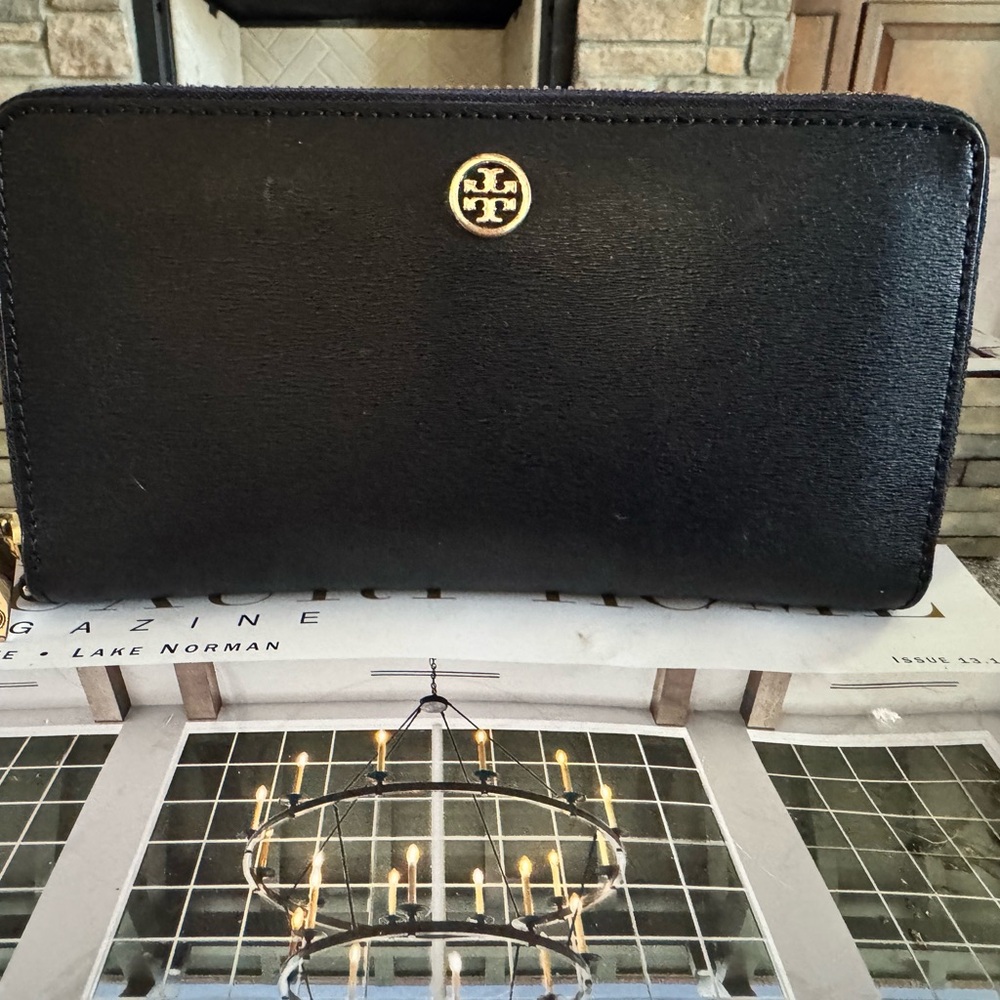 Almost new Tory Burch Black Robinson Saffiano Leather Wallet